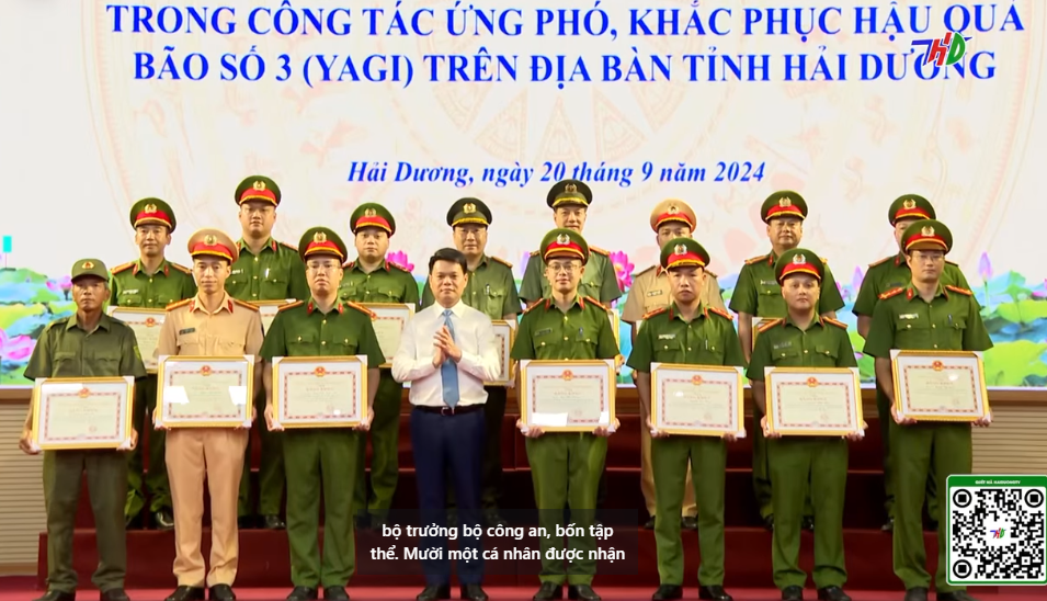 Khen thưởng các điển hình tiên tiến trong công tác ứng phó với cơn bão số 3